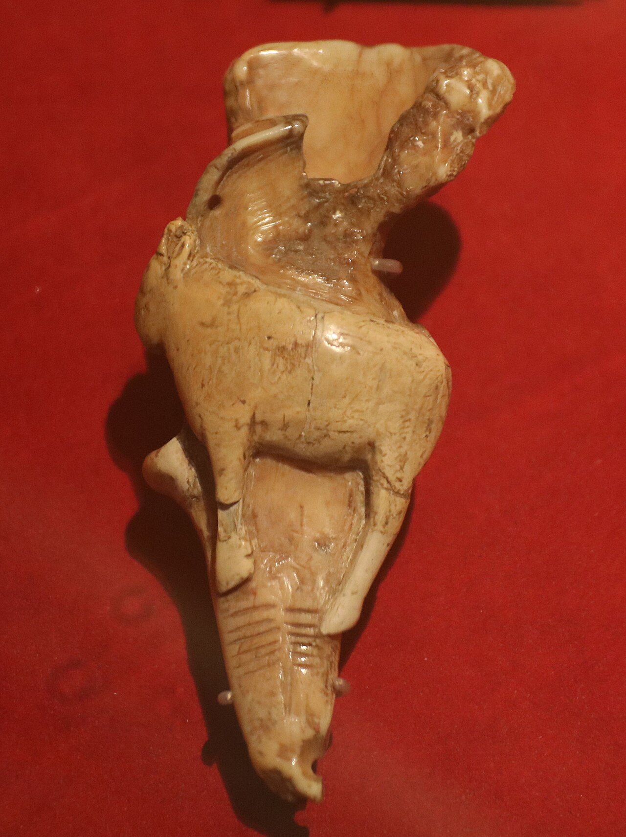 Sculpture préhistorique de la grotte du Mas d'Azil, exposée salle Piette, MAN de Saint-Germain-en-Laye.