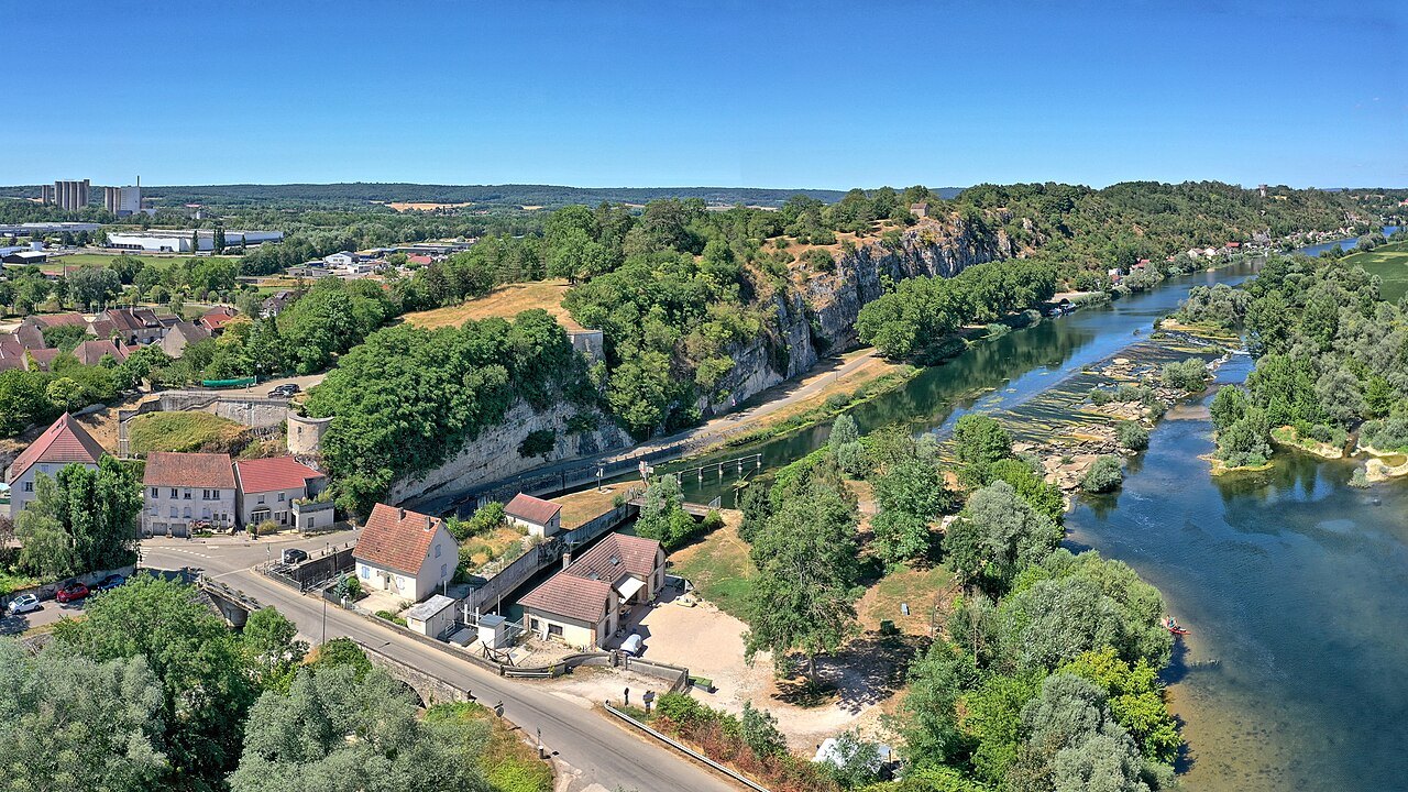 Les falaises du rocher de la Pucelle à Rochefort-sur-Nenon (Jura), où s'ouvre la grotte du Trou de la Mère Clochette.