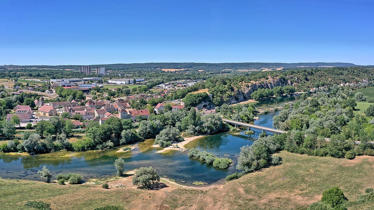 Vue aérienne de Rochefort-sur-Nenon (Jura) au bord du Doubs, avec la falaise calcaire du site sur la rive droite.