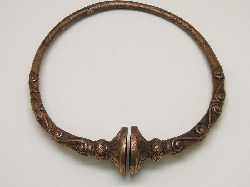 Torque celte en or à tampons (âge du Fer), musée Saint-Remi