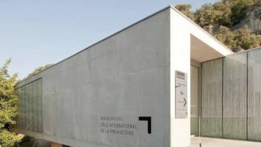 Le bâtiment en béton du centre d’accueil du Pôle International de la Préhistoire, aux Eyzies-de-Tayac