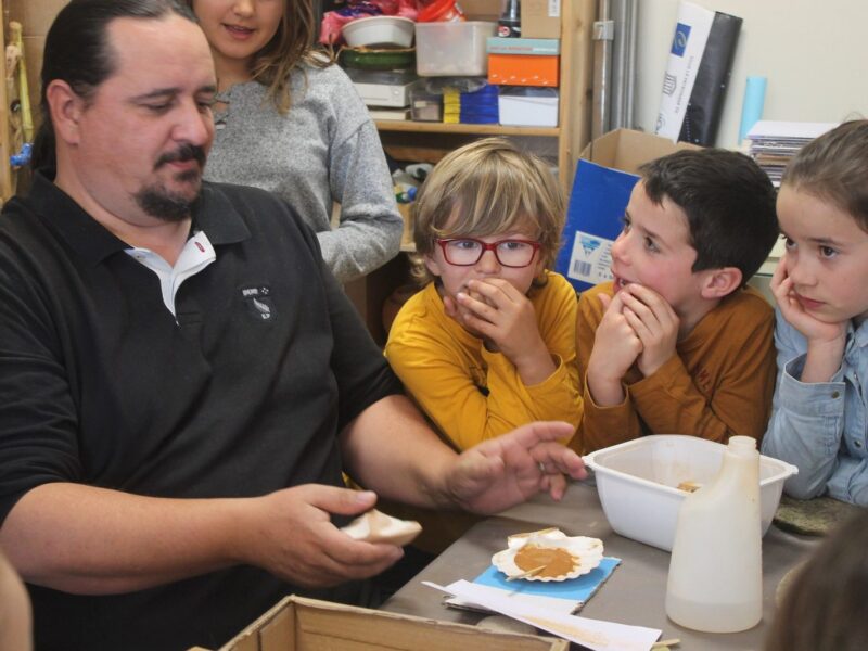 Un atelier avec les enfants, autour des pigments