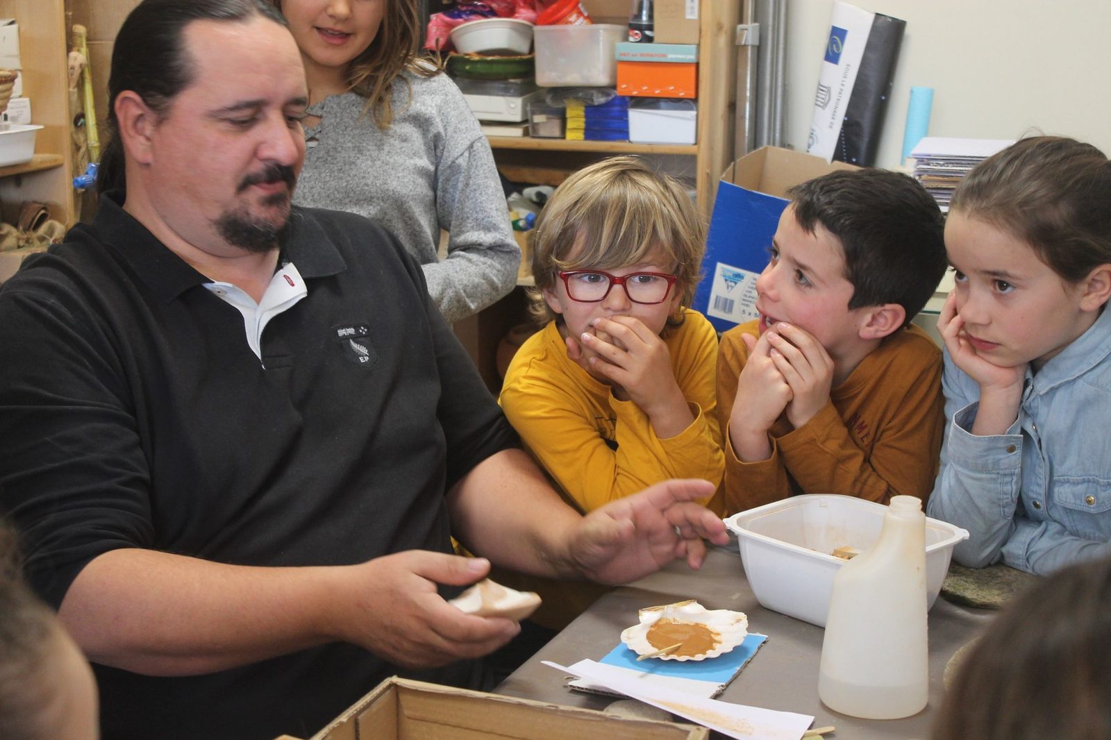 Un atelier avec les enfants, autour des pigments