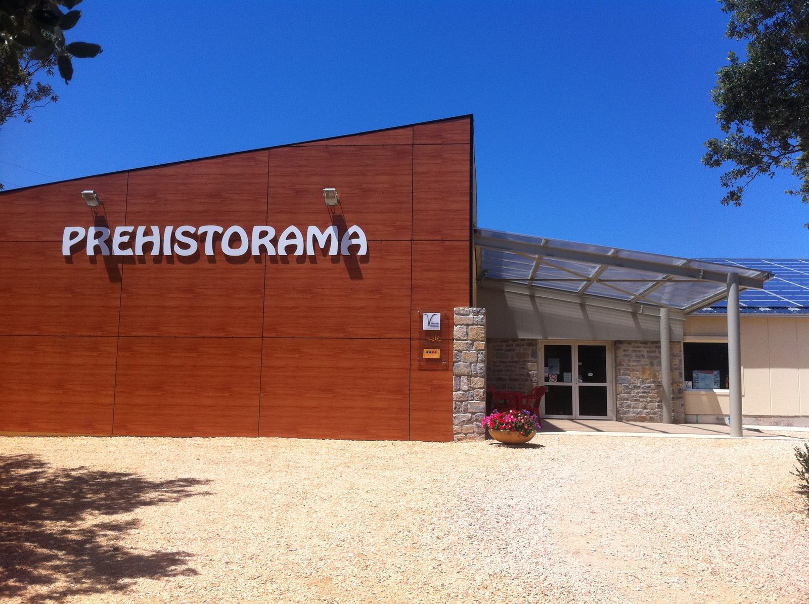 La façade du Préhistorama, à Rousson