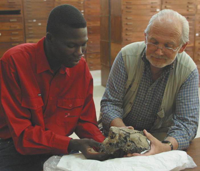 Michel Brunet et Ahounta Djimdoumalbaye avec le crâne reconstitué de Toumaï