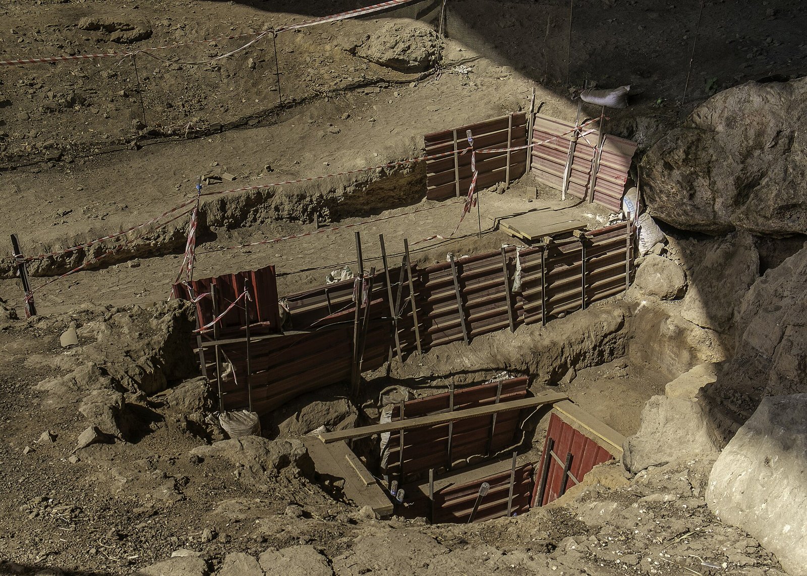 La zone de fouilles à l’intérieur