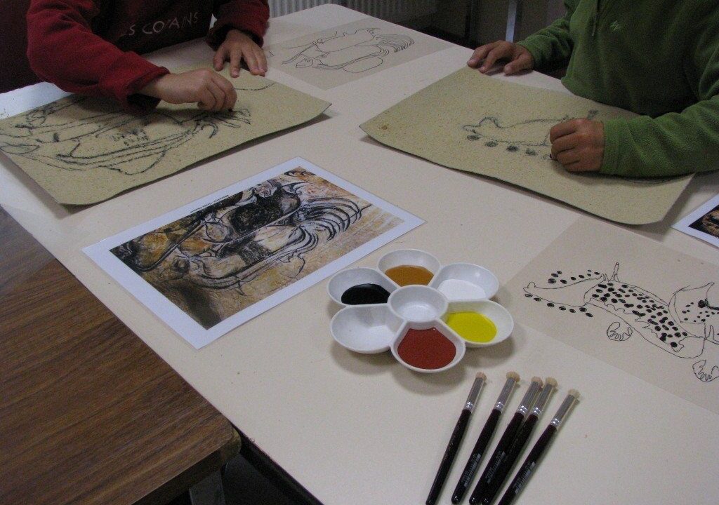 Atelier art pariétal : relevé au fusain d’après les panneaux de Chauvet