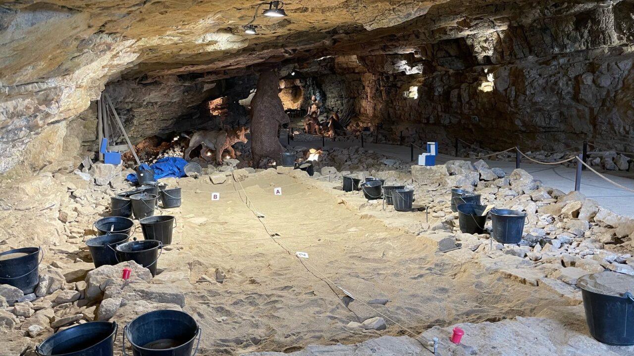 Le chantier de fouille aménagé dans la grotte, prêt à accueillir les groupes