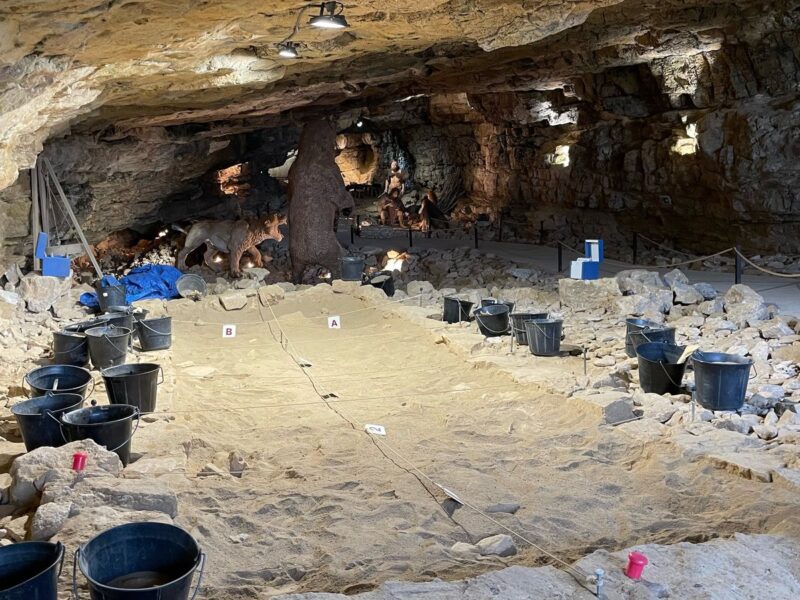 Le chantier de fouille aménagé dans la grotte, prêt à accueillir les groupes