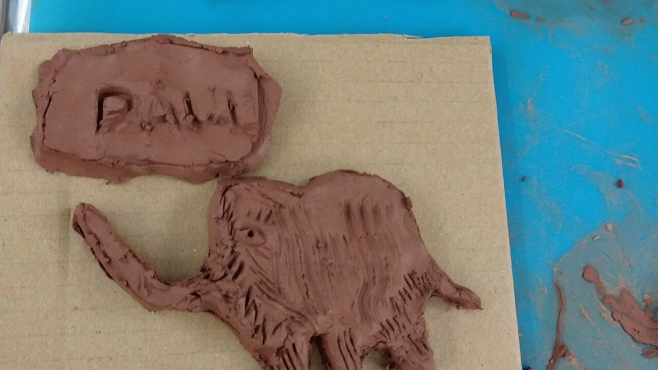 Mammouth modelé en argile et gravure sur ardoise