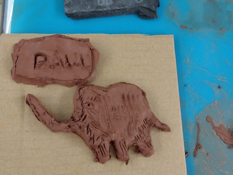 Mammouth modelé en argile et gravure sur ardoise