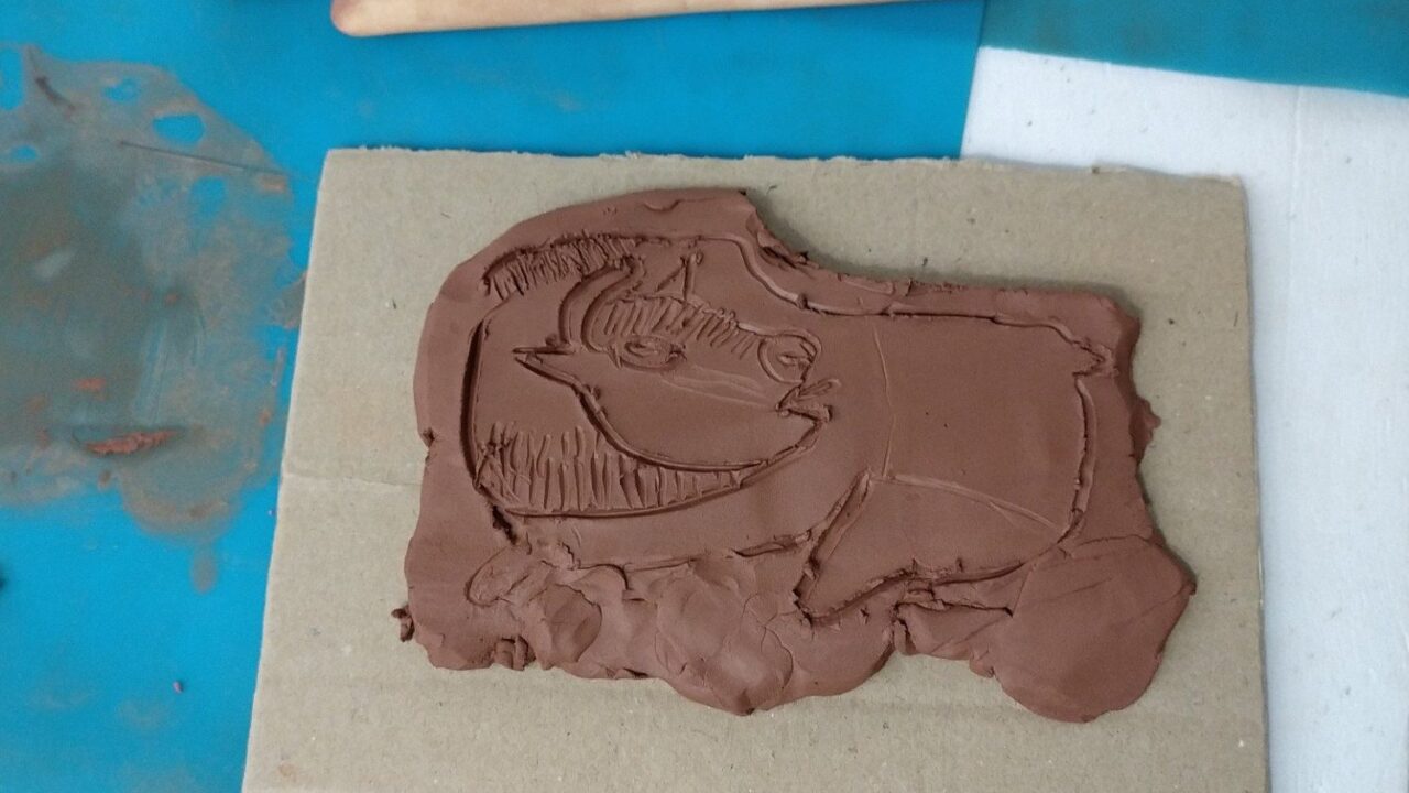Modelage en argile : un rhinocéros laineux en bas-relief
