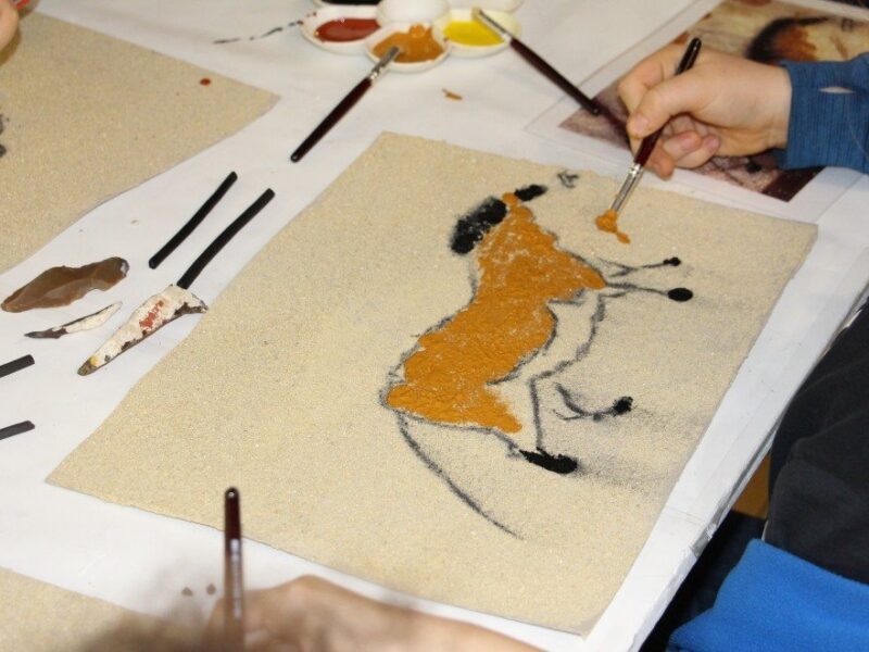 Atelier art pariétal : un bison peint à l’ocre, pinceau et pigments
