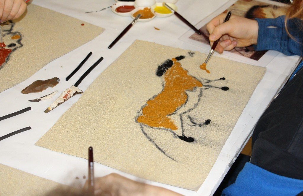 Atelier art pariétal : un bison peint à l’ocre, pinceau et pigments