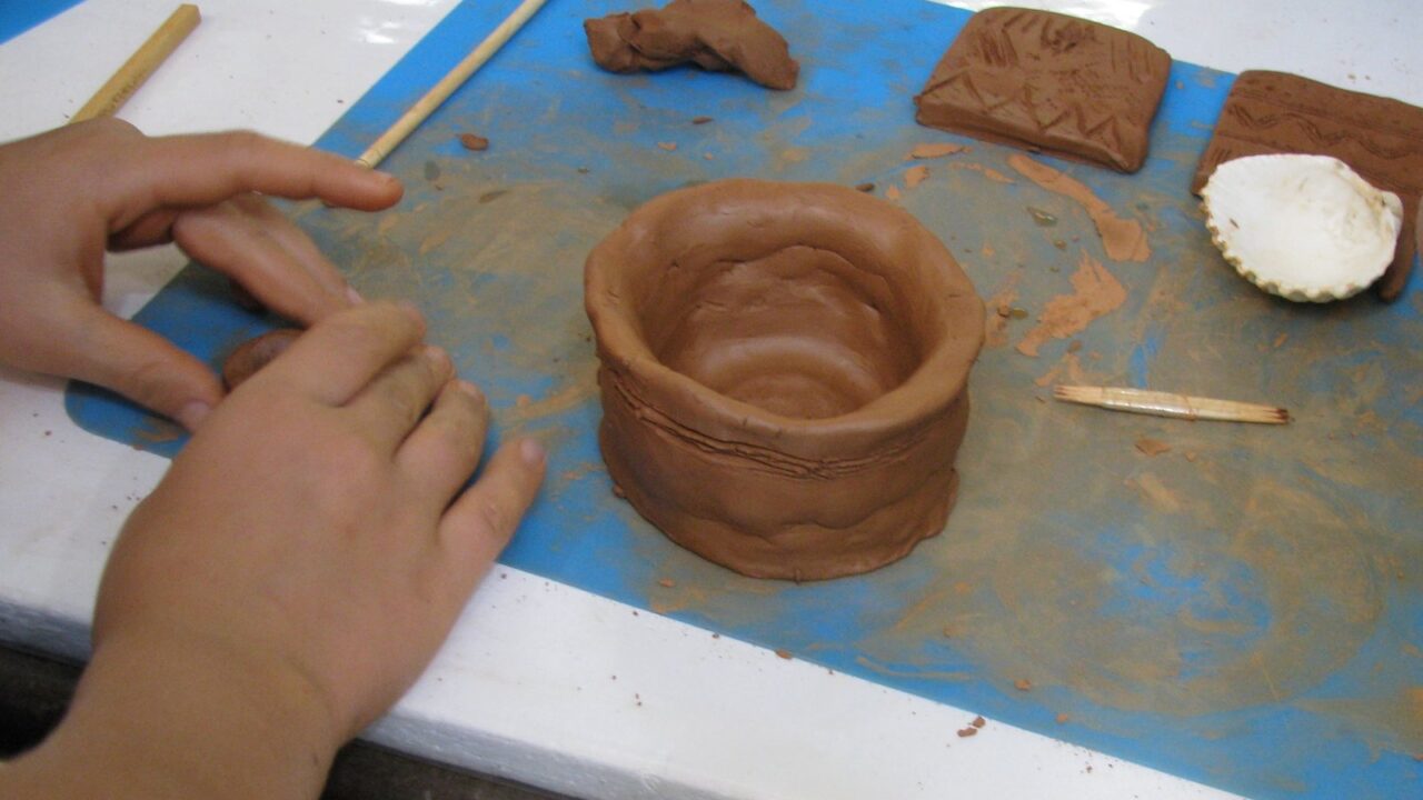 Atelier poterie : un vase monté au colombin et décoré à la pointe