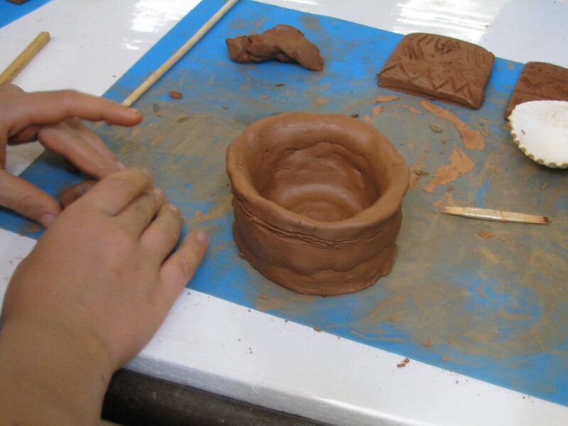 Atelier poterie : un vase monté au colombin et décoré à la pointe
