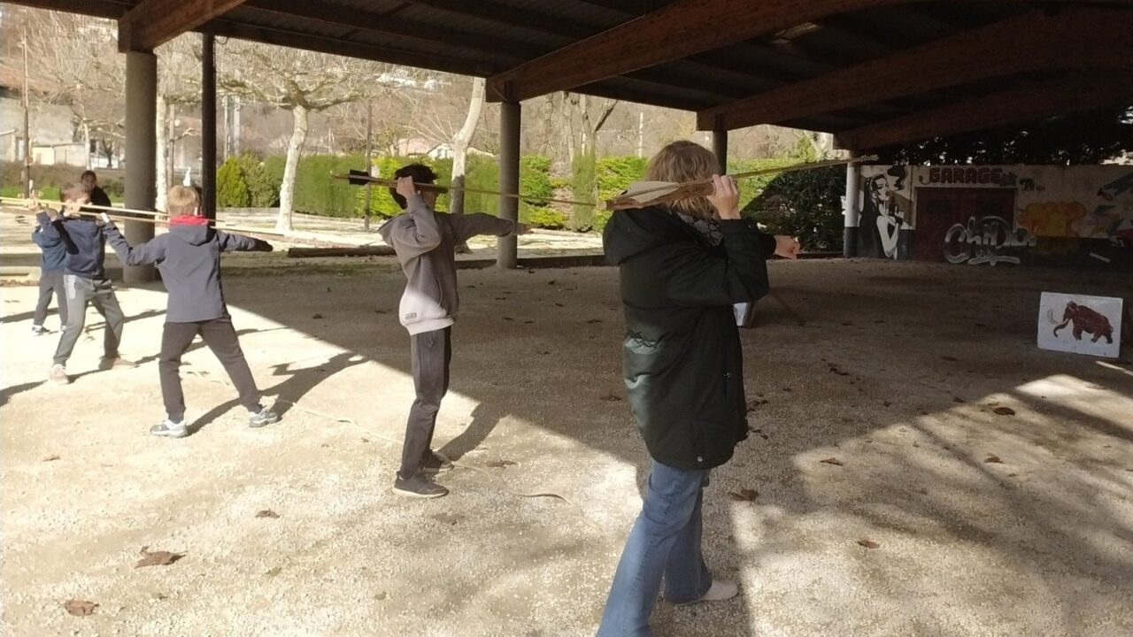 Atelier chasse préhistorique : maniement du propulseur