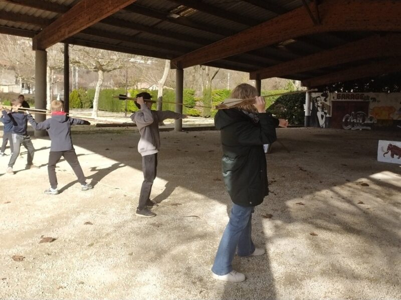 Atelier chasse préhistorique : maniement du propulseur