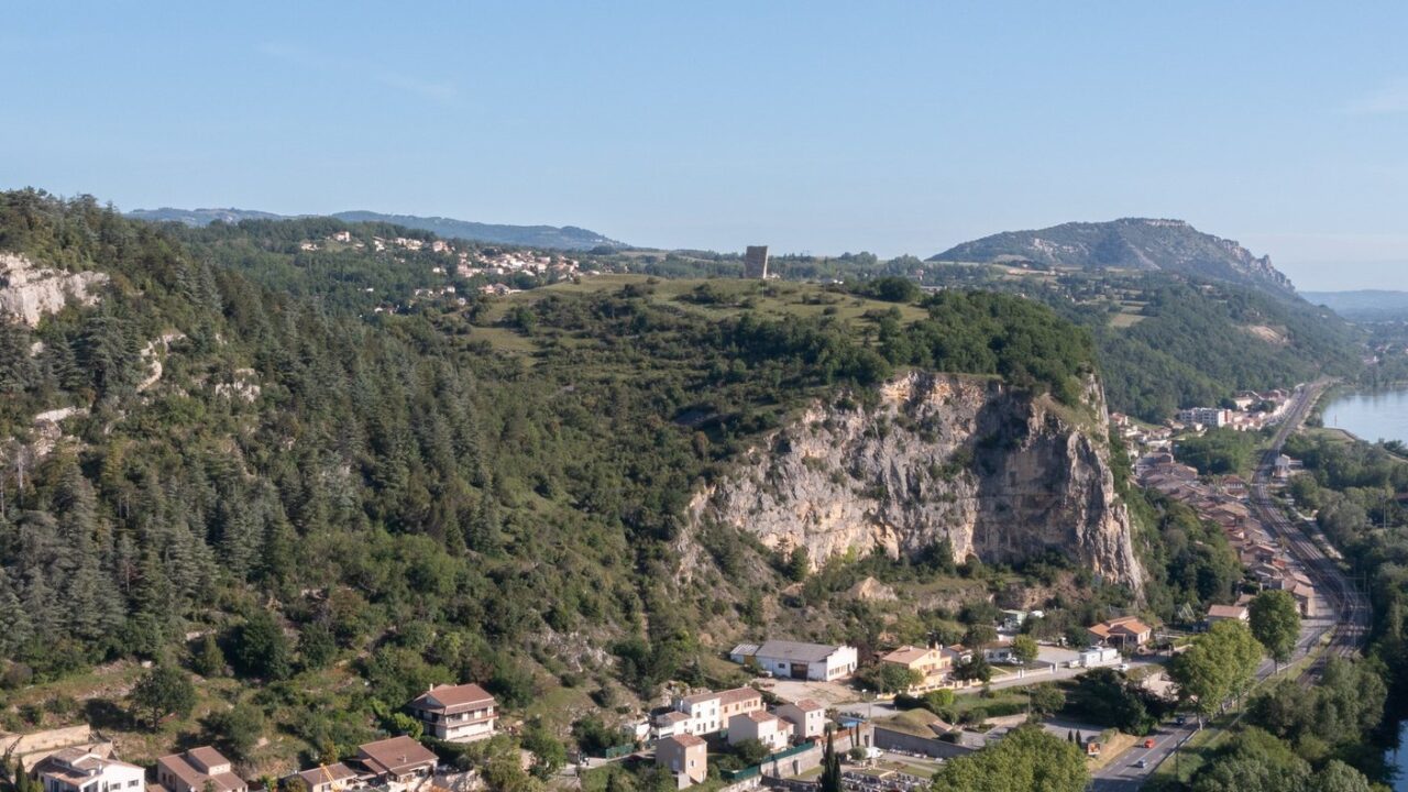 Vue aérienne du site archéologique de Soyons : la falaise, le village et le Rhône
