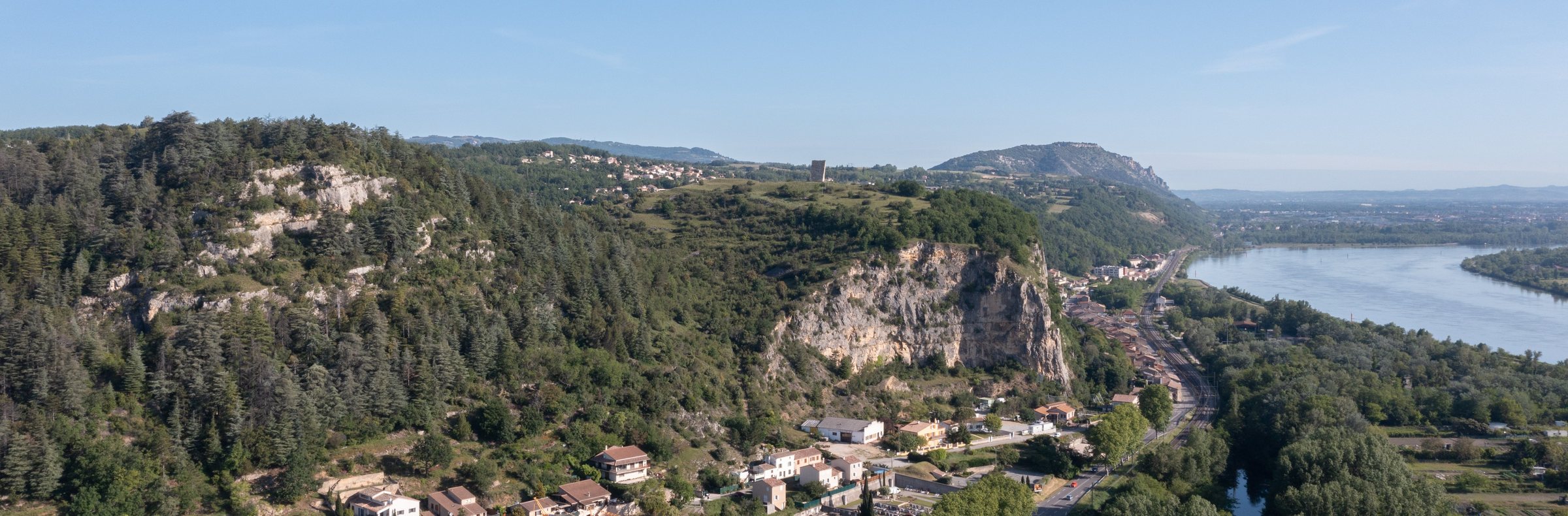 Vue aérienne du site archéologique de Soyons : la falaise, le village et le Rhône