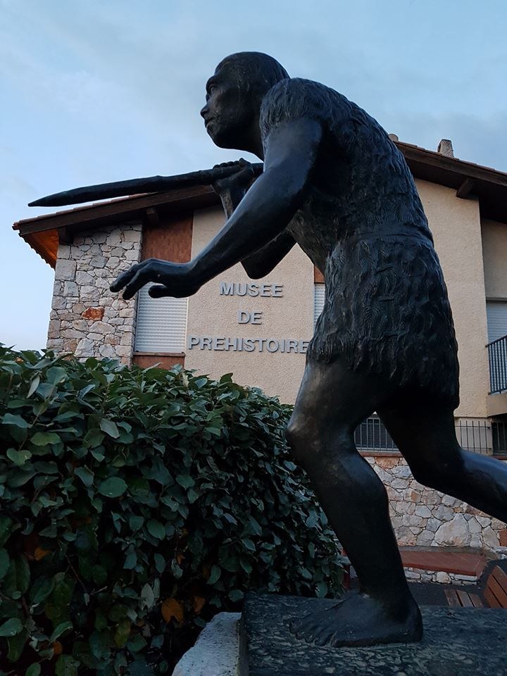 La statue de l’Homme de Tautavel devant le musée