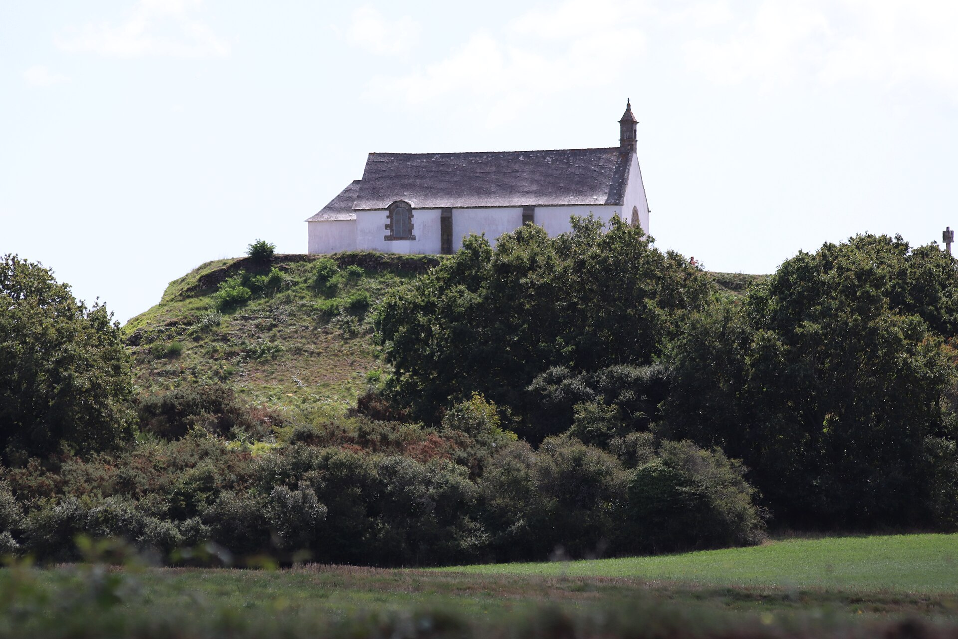 La colline artificielle et la chapelle Saint-Michel qui la couronne