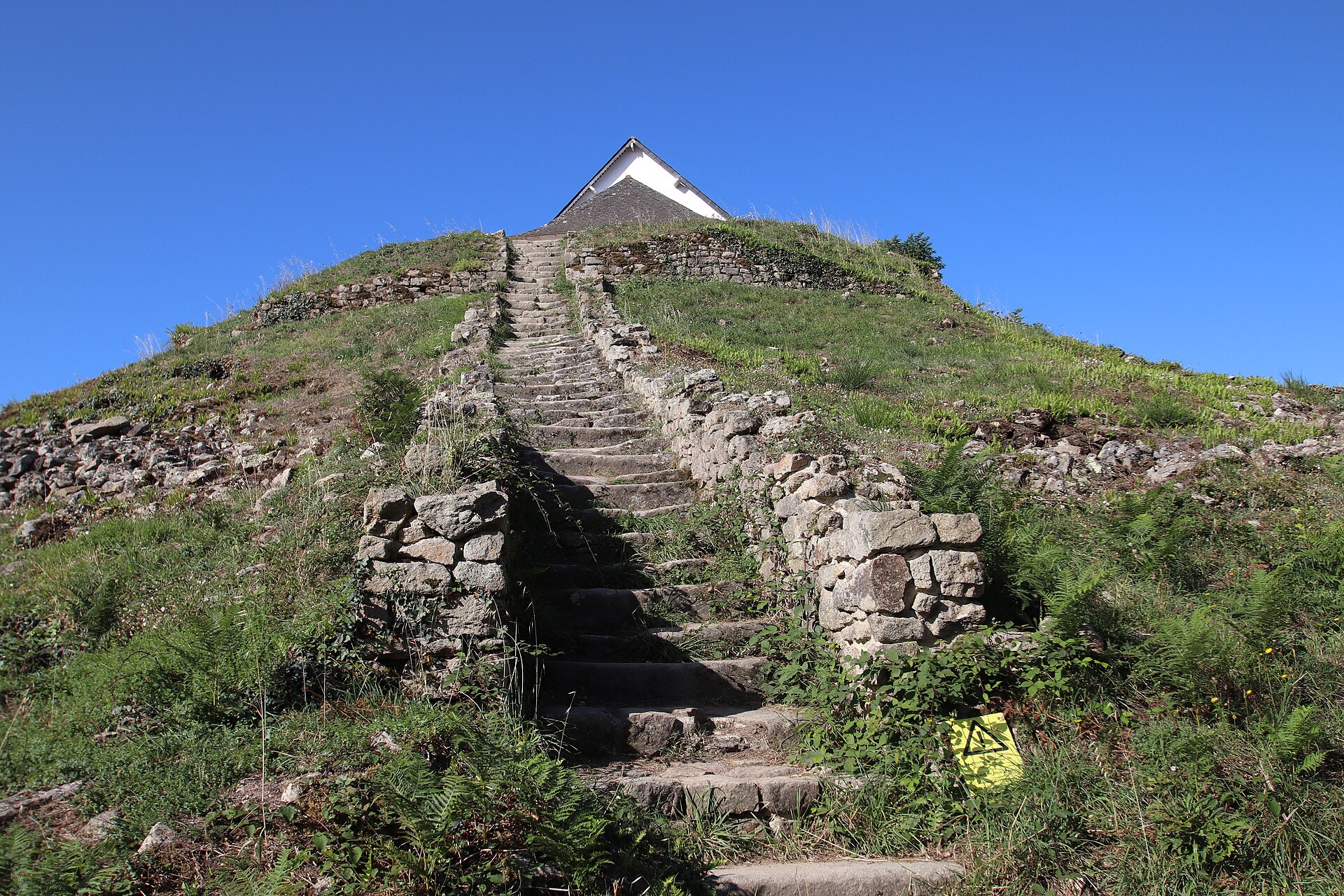 L’escalier de pierre qui mène au sommet