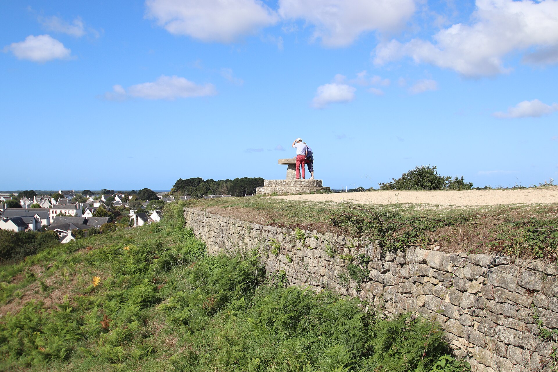 Du sommet, la vue porte sur Carnac et la baie de Quiberon