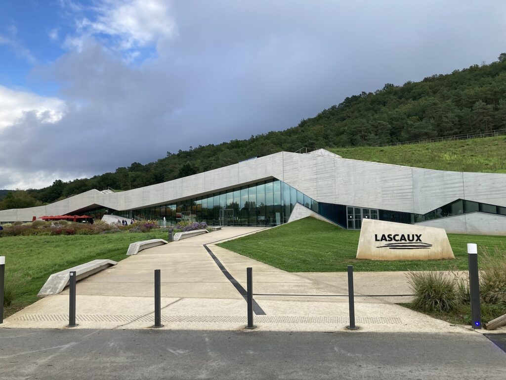 Le bâtiment du centre international d’art pariétal Lascaux IV