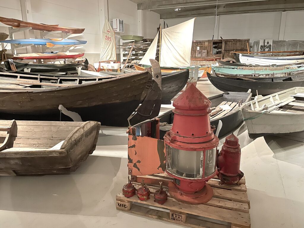 Rayonnages mobiles dans les réserves d’un musée