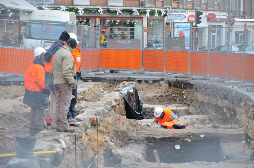 Archéologues fouillant une emprise urbaine avant travaux, à Orléans