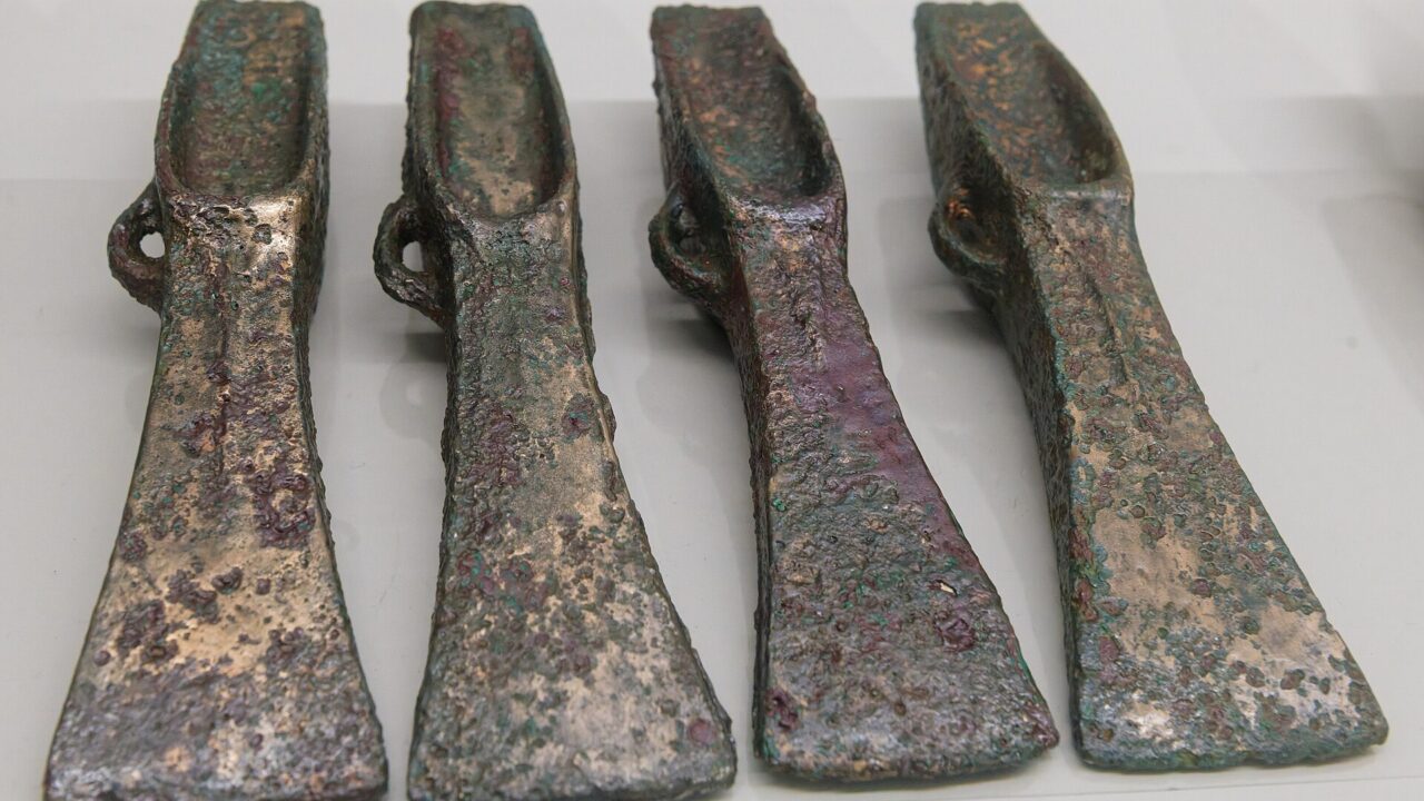 Haches à talon en bronze provenant du dépôt de Bény-sur-Mer, en Normandie