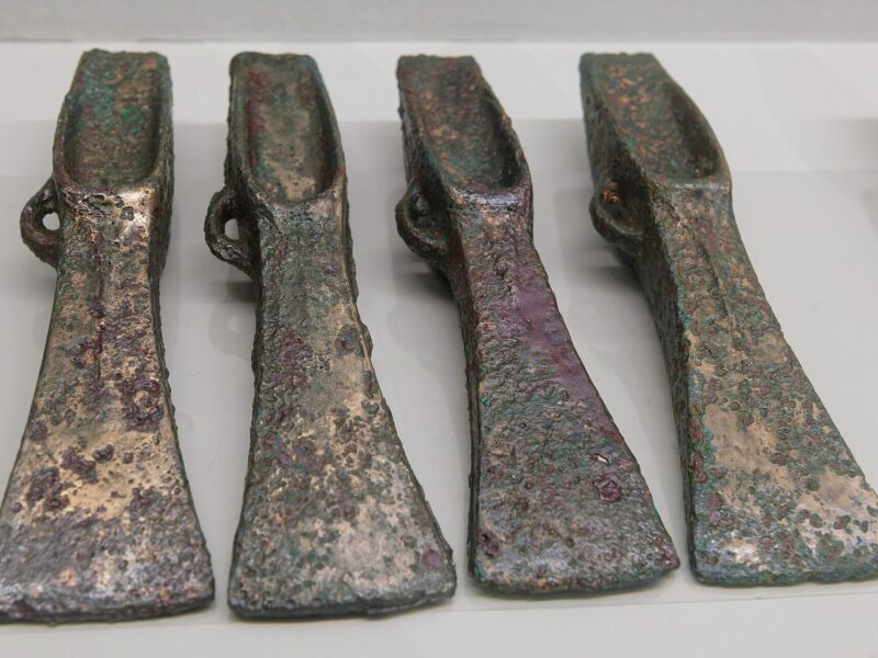 Haches à talon en bronze provenant du dépôt de Bény-sur-Mer, en Normandie