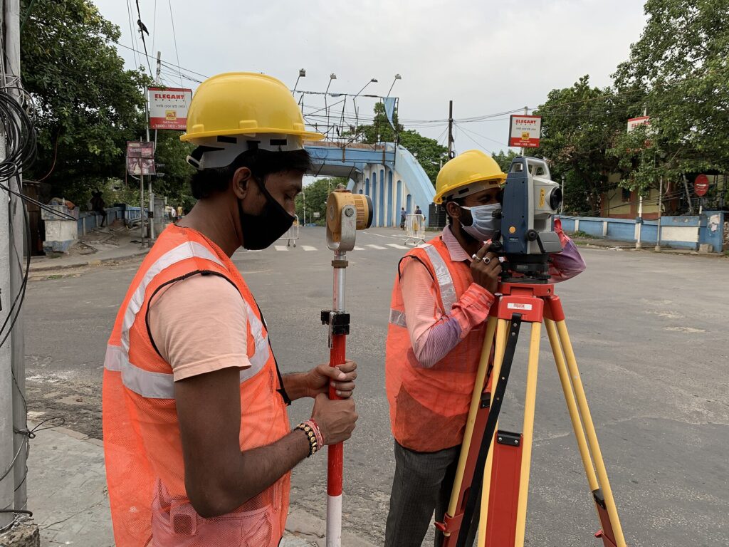 Opérateur effectuant un levé topographique à la station totale
