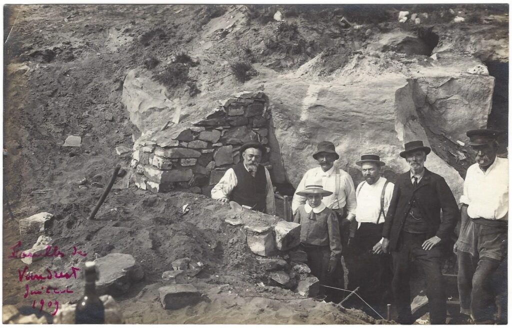 Photographie ancienne d’une équipe fouillant une sépulture collective néolithique