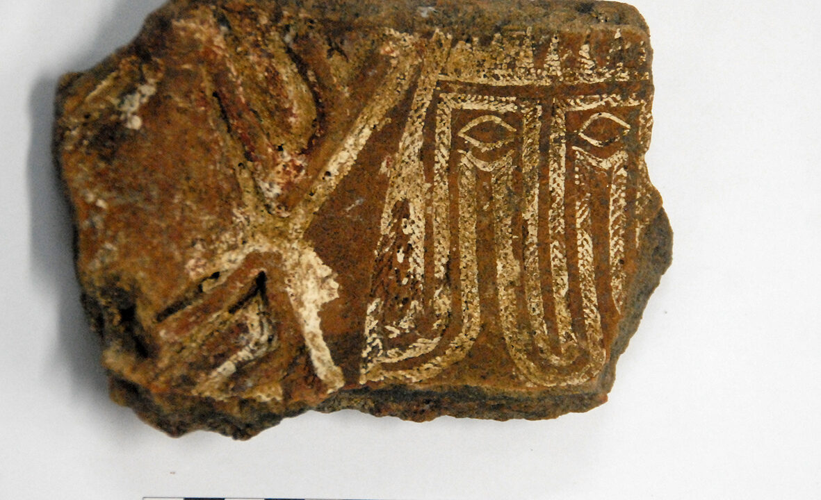 Fragment de poterie lapita orné d’un visage stylisé, découvert à Fidji