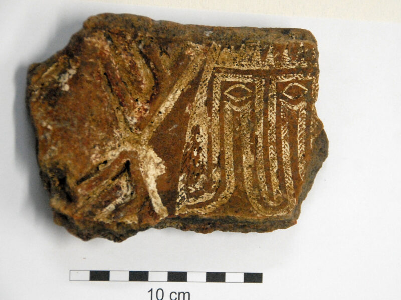 Fragment de poterie lapita orné d’un visage stylisé, découvert à Fidji