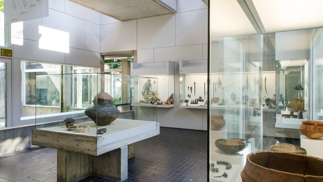 Une salle du Musée départemental de Préhistoire d'Île-de-France, à Nemours, où sont conservées les collections néolithiques du Bassin parisien.