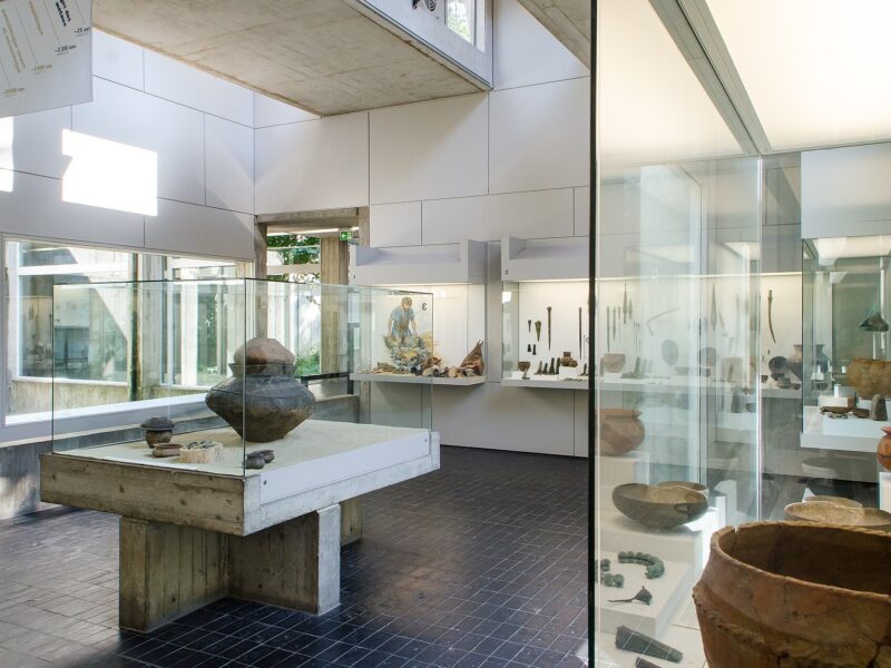 Une salle du Musée départemental de Préhistoire d'Île-de-France, à Nemours, où sont conservées les collections néolithiques du Bassin parisien.