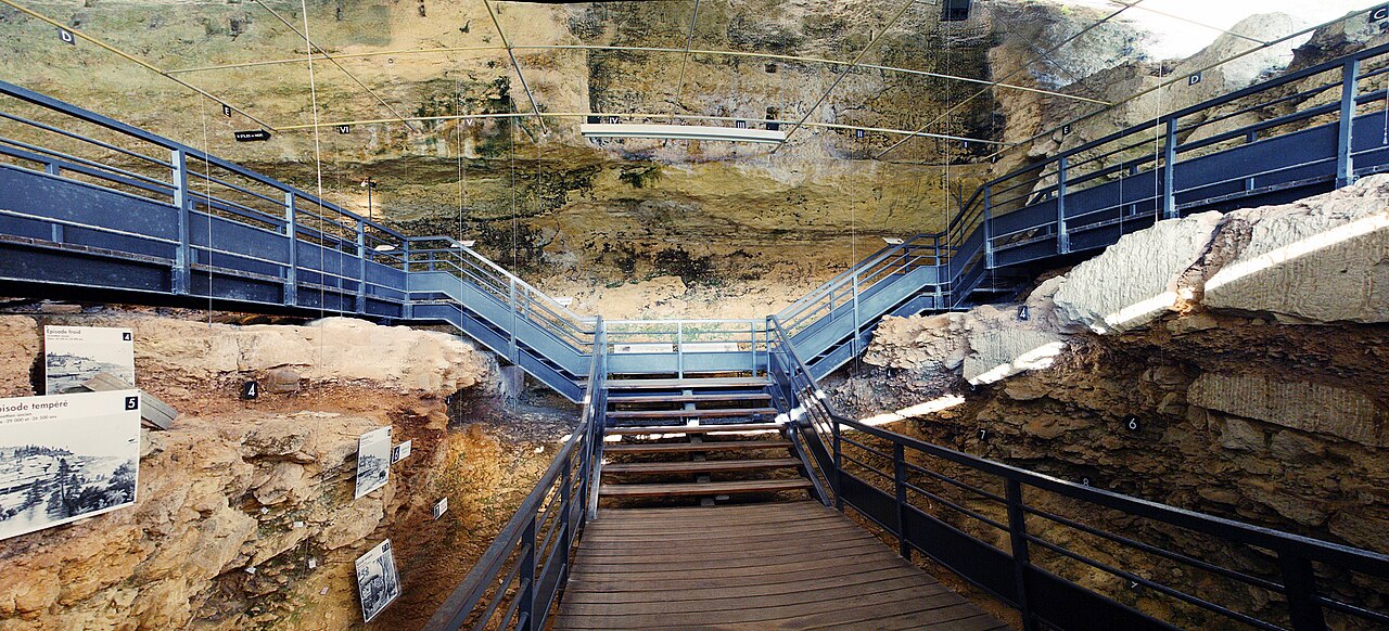L’abri Pataud aux Eyzies-de-Tayac, grand surplomb rocheux