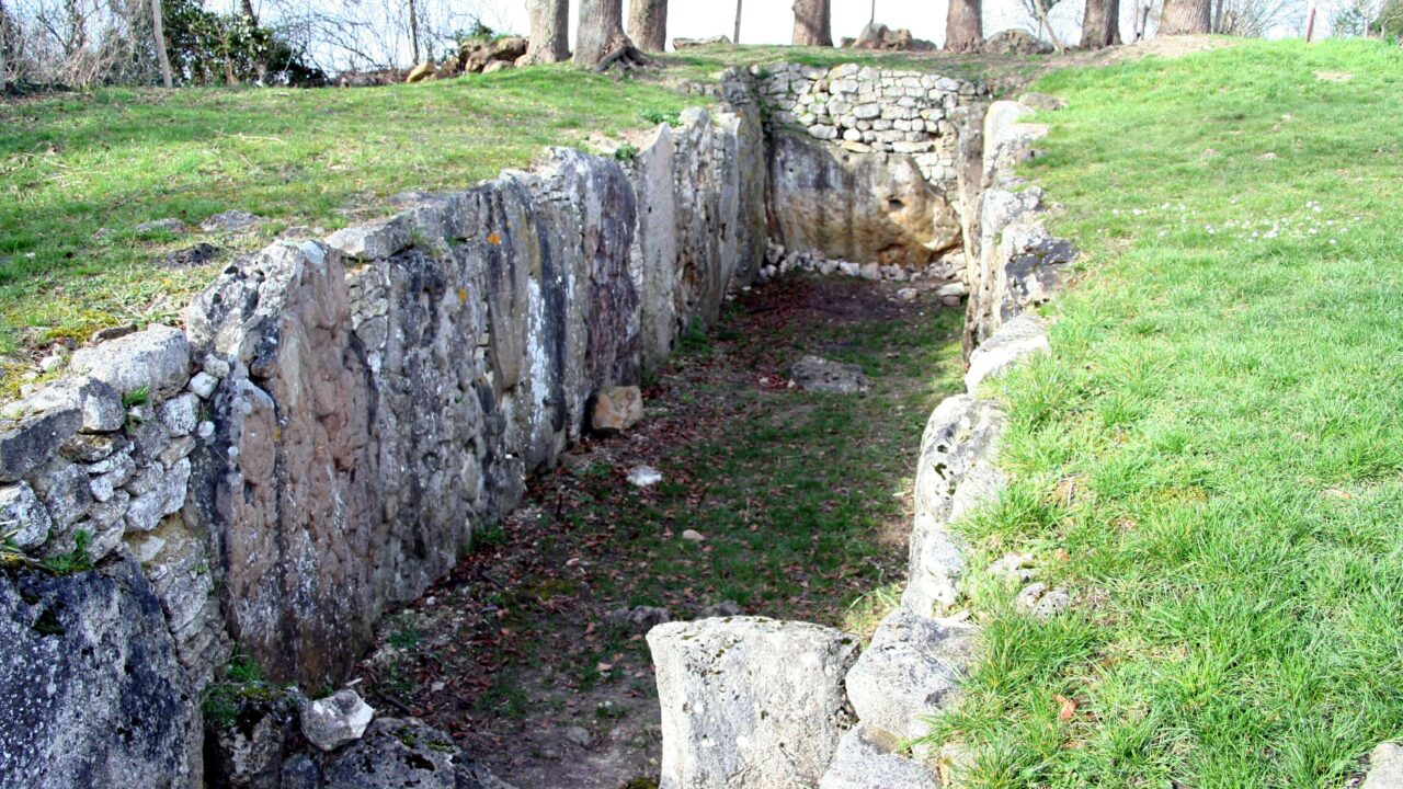 Allée couverte néolithique de la Cave aux Fées (Brueil-en-Vexin, Yvelines).