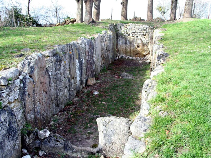 Allée couverte néolithique de la Cave aux Fées (Brueil-en-Vexin, Yvelines).