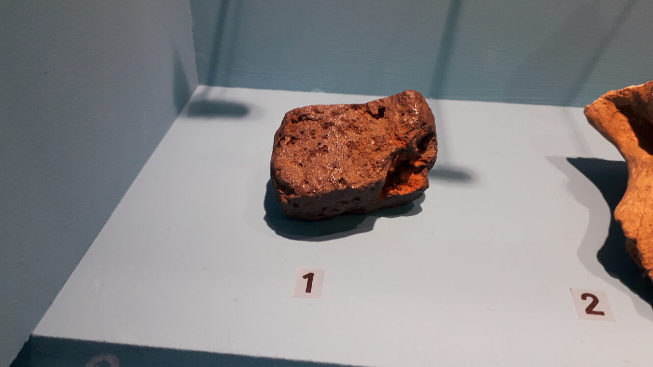 Pigments d'ocre et d'oxyde de manganèse d'un site néandertalien (Musée de l'Homme).