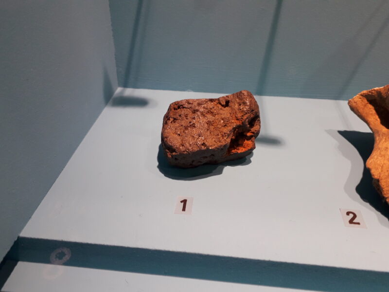 Pigments d'ocre et d'oxyde de manganèse d'un site néandertalien (Musée de l'Homme).