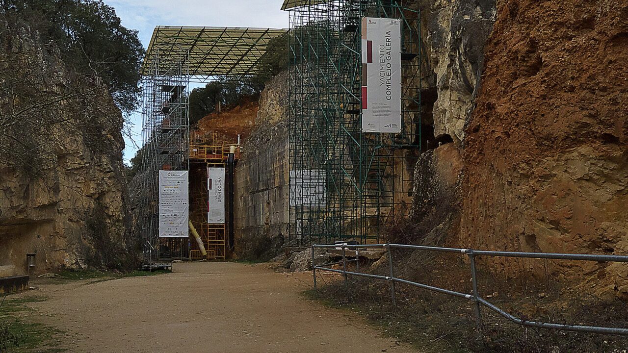 La tranchée du chemin de fer d’Atapuerca, avec les abris de fouille de la Gran Dolina et de la Galería