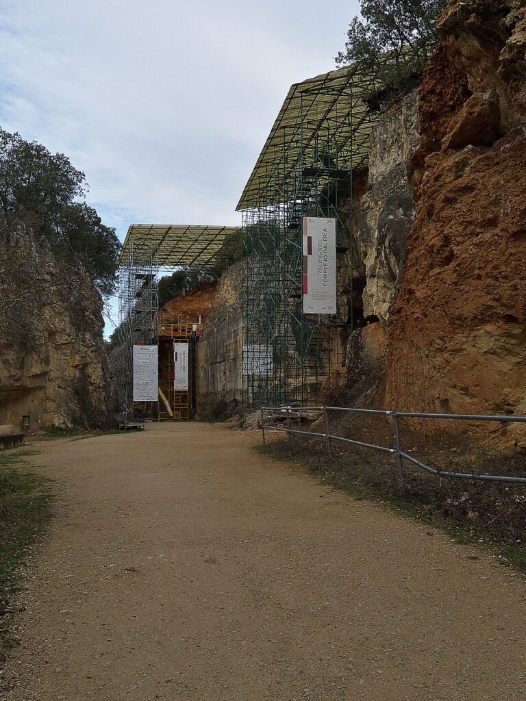 La tranchée du chemin de fer d’Atapuerca, avec les abris de fouille de la Gran Dolina et de la Galería