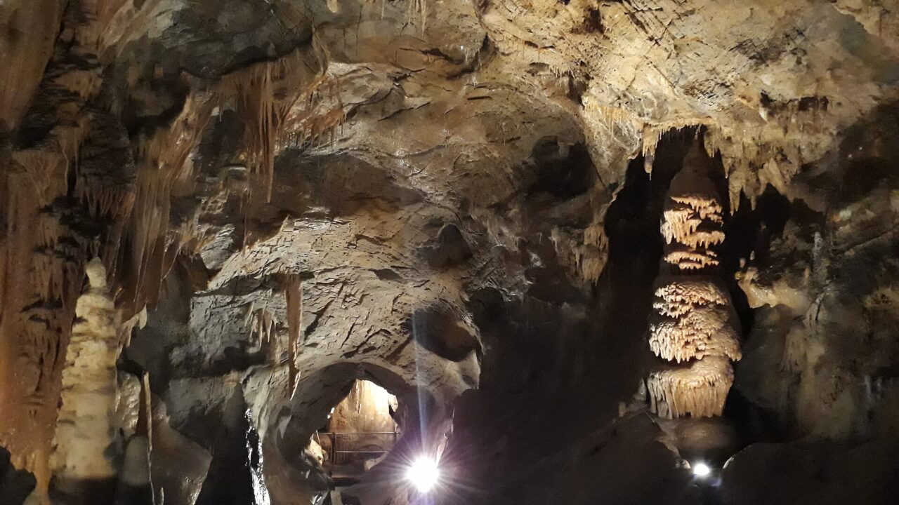 Galerie basse et argileuse de la grotte de la Bàsura, à Toirano