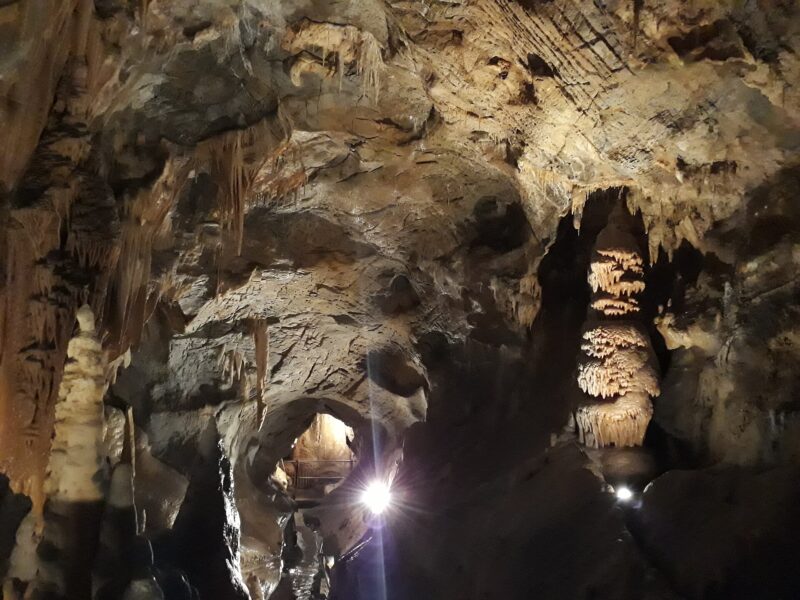 Galerie basse et argileuse de la grotte de la Bàsura, à Toirano