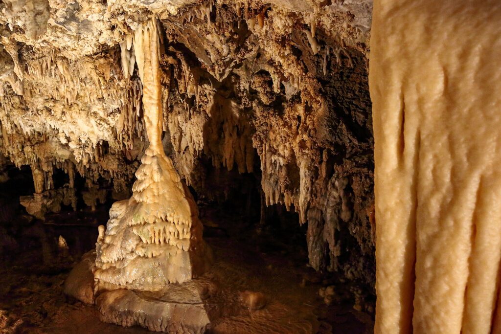 Grande stalagmite dans une salle des grottes de Toirano