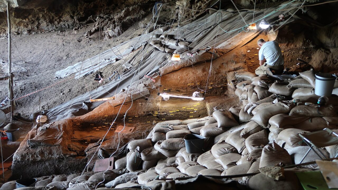 La fouille de Border Cave, en Afrique du Sud, avec sa coupe stratigraphique et ses sacs de sédiment
